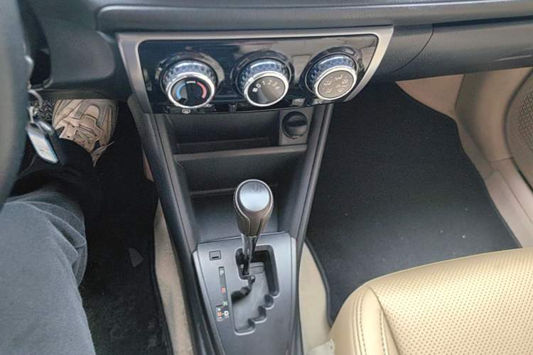 Used Toyota YARiS L Zhi Xiang 2017 1.5E CVT Dynamic Edition Gear Lever