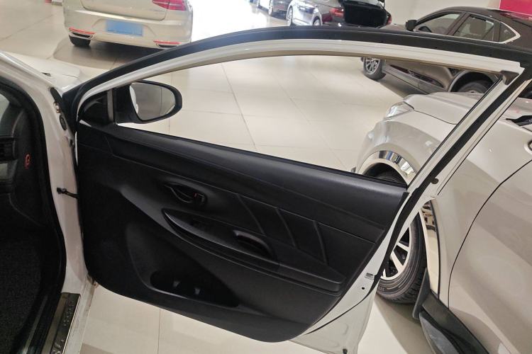 Used Toyota YARiS L Zhi Xiang 2017 1.5E CVT Dynamic Edition Interior 5