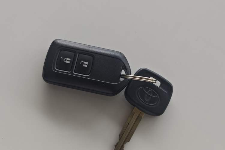 Used Toyota YARiS L Zhi Xiang 2021 1.5L CVT Leading Edition Vehicle Key