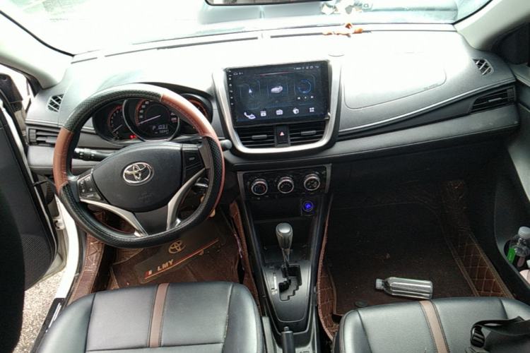 Used Toyota YARiS L Zhi Xiang 2022 1.5L CVT Leading PLUS Edition Center Console