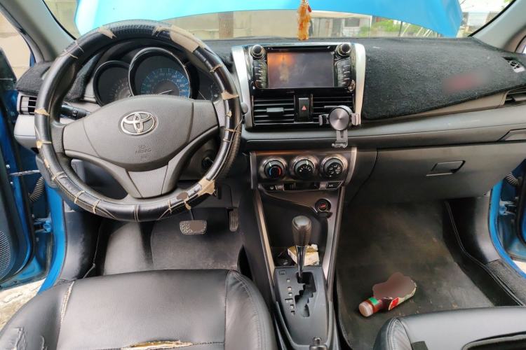 Used Toyota YARiS L Zhi Xuan 2014 1.3E Automatic Charm Edition Center Console