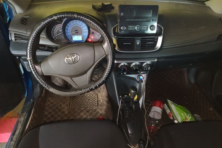 Used Toyota YARiS L Zhi Xuan 2014 1.3E Automatic Charm Edition Center Console