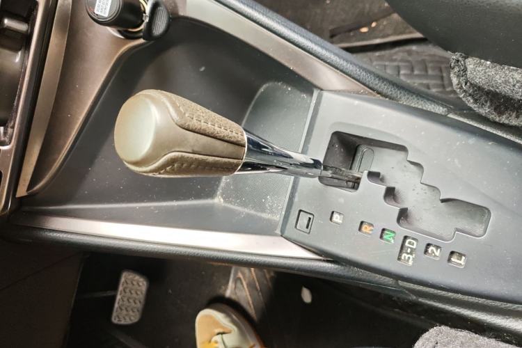 Used Toyota YARiS L Zhi Xuan 2014 1.3E Automatic Charm Edition Gear Lever