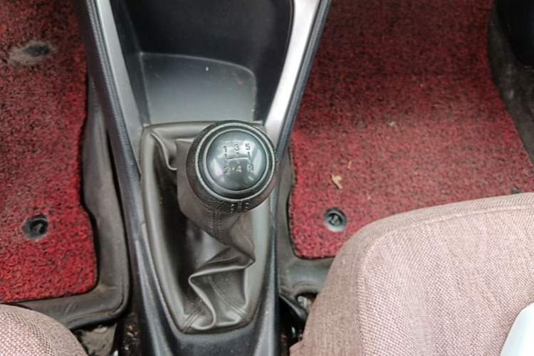 Used Toyota YARiS L Zhi Xuan 2014 1.3E Manual Charm Edition Gear Lever