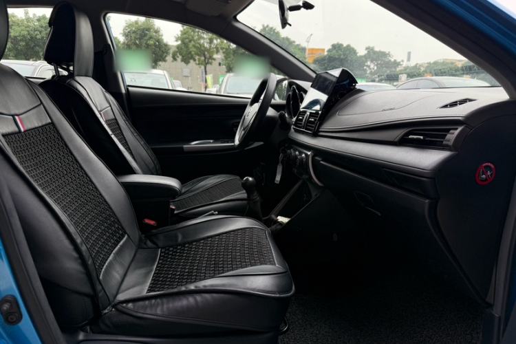 Used Toyota YARiS L Zhi Xuan 2014 1.3E Manual Charm Edition Interior 4