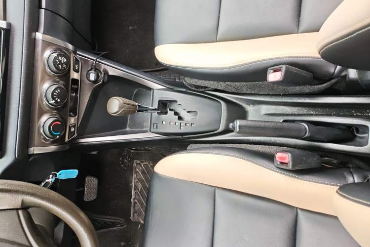 Used Toyota YARiS L Zhi Xuan 2014 1.3E Automatic Charm Edition Interior 5