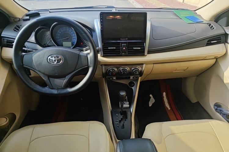Used Toyota YARiS L Zhi Xuan 2014 1.3E Automatic Charm Edition Center Console