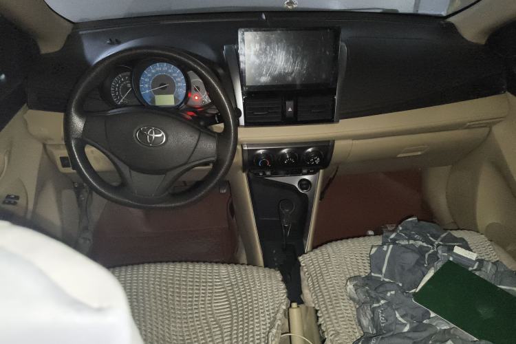 Used Toyota YARiS L Zhi Xuan 2014 1.3E Automatic Charm Edition Center Console