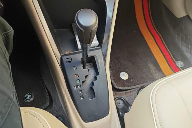Used Toyota YARiS L Zhi Xuan 2014 1.3E Automatic Charm Edition Gear Lever