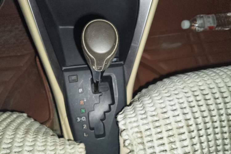 Used Toyota YARiS L Zhi Xuan 2014 1.3E Automatic Charm Edition Gear Lever
