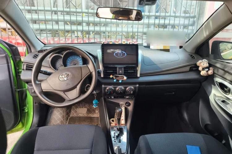 Used Toyota YARiS L Zhi Xuan 2014 1.3E Automatic Charm Edition Center Console