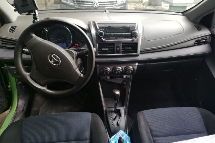 Used Toyota YARiS L Zhi Xuan 2014 1.3E Automatic Charm Edition Center Console