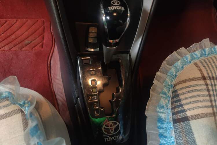 Used Toyota YARiS L Zhi Xuan 2014 1.3E Automatic Charm Edition Gear Lever