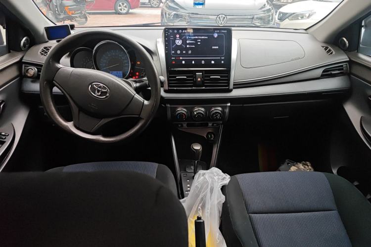 Used Toyota YARiS L Zhi Xuan 2014 1.3E Automatic Charm Edition Center Console