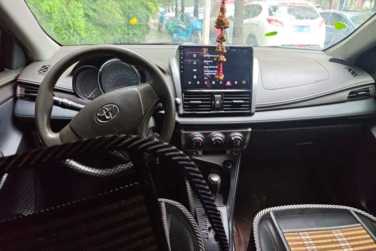 Used Toyota YARiS L Zhi Xuan 2014 1.3E Automatic Charm Edition Center Console