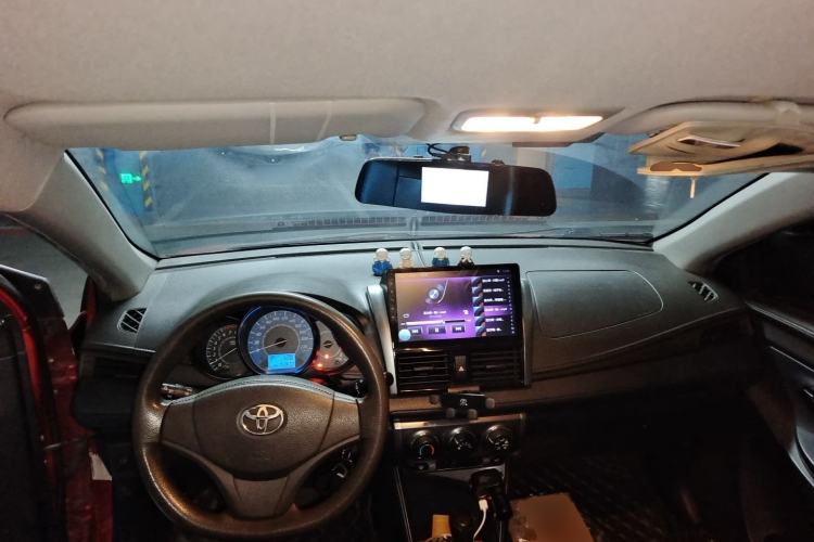 Used Toyota YARiS L Zhi Xuan 2014 1.3E Automatic Charm Edition Center Console