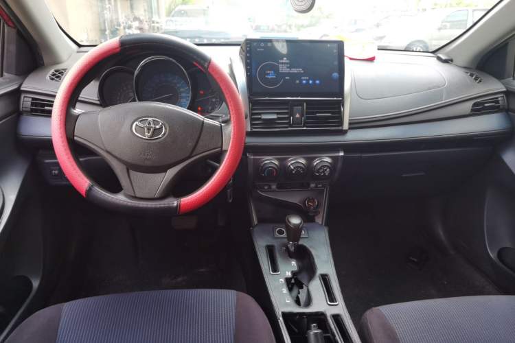 Used Toyota YARiS L Zhi Xuan 2014 1.3E Automatic Charm Edition Center Console