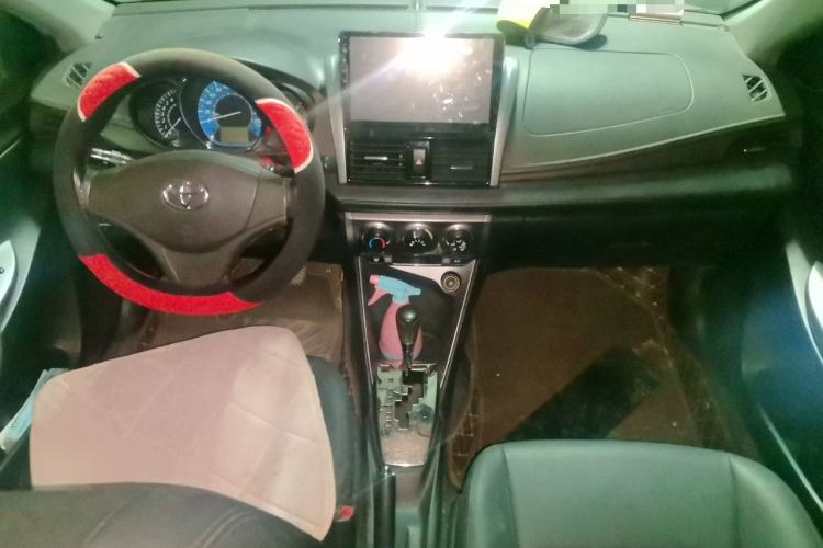 Used Toyota YARiS L Zhi Xuan 2014 1.3E Automatic Charm Edition Center Console