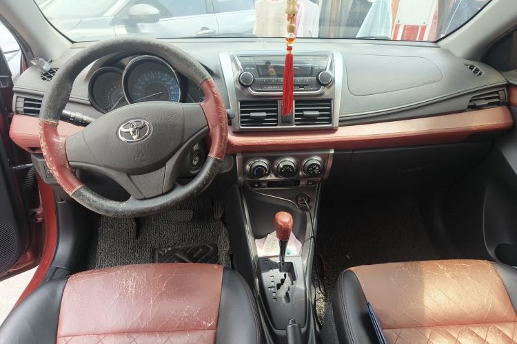 Used Toyota YARiS L Zhi Xuan 2014 1.3E Automatic Charm Edition Center Console