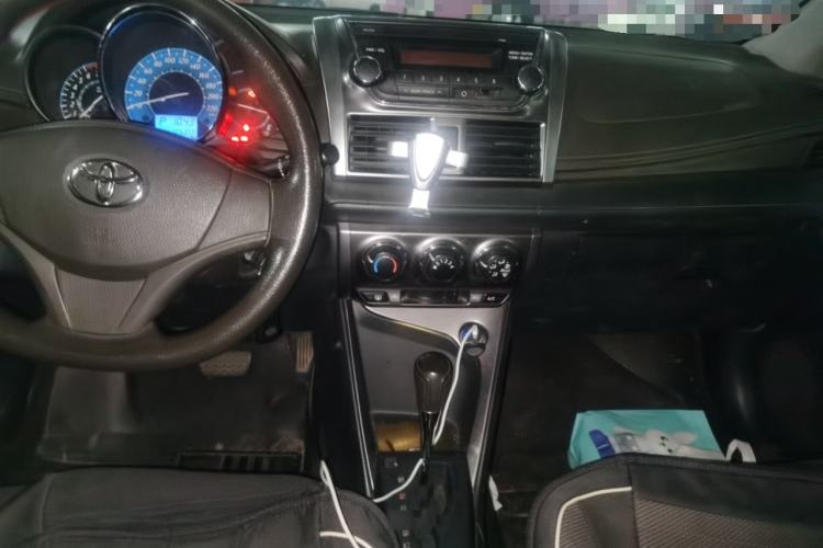 Used Toyota YARiS L Zhi Xuan 2014 1.3E Automatic Charm Edition Center Console
