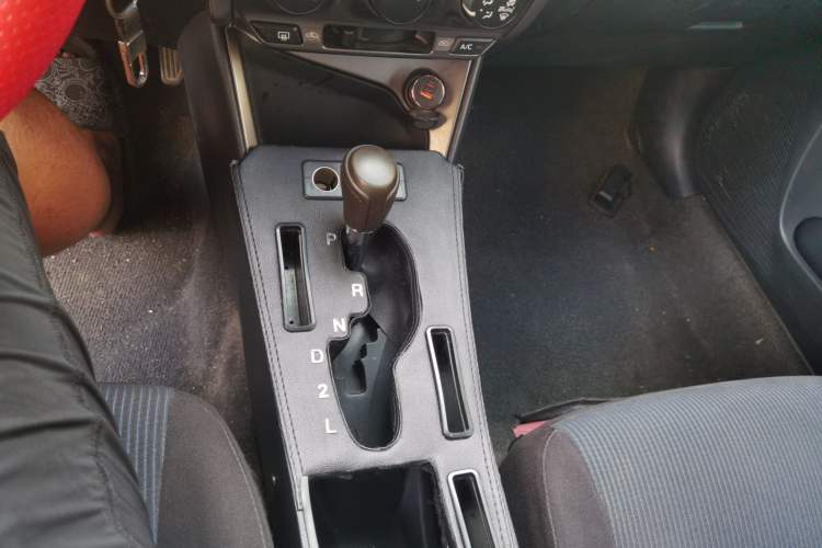 Used Toyota YARiS L Zhi Xuan 2014 1.3E Automatic Charm Edition Gear Lever