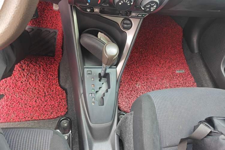 Used Toyota YARiS L Zhi Xuan 2014 1.3E Automatic Charm Edition Gear Lever