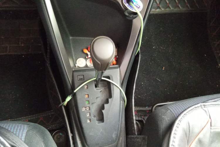 Used Toyota YARiS L Zhi Xuan 2014 1.3E Automatic Charm Edition Gear Lever