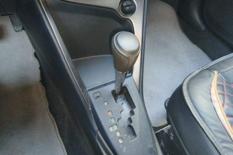 Used Toyota YARiS L Zhi Xuan 2014 1.3E Automatic Charm Edition Gear Lever