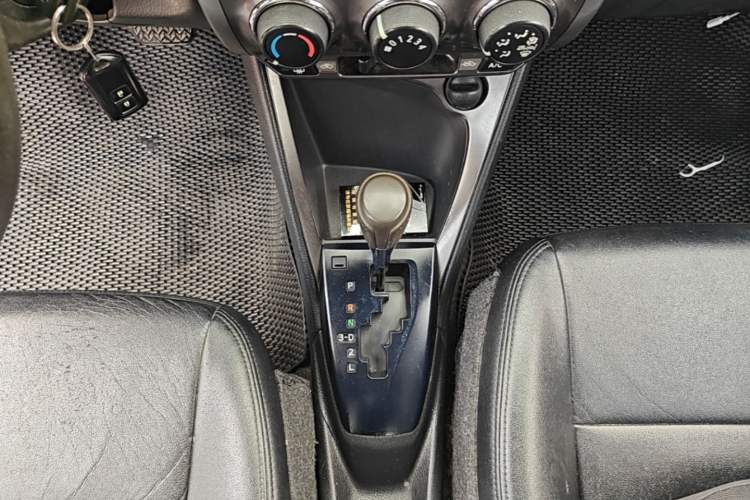 Used Toyota YARiS L Zhi Xuan 2014 1.3E Automatic Charm Edition Gear Lever