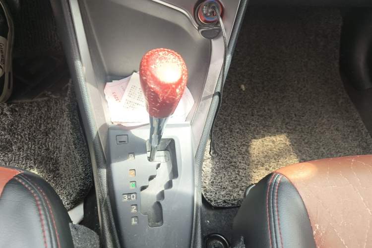 Used Toyota YARiS L Zhi Xuan 2014 1.3E Automatic Charm Edition Gear Lever