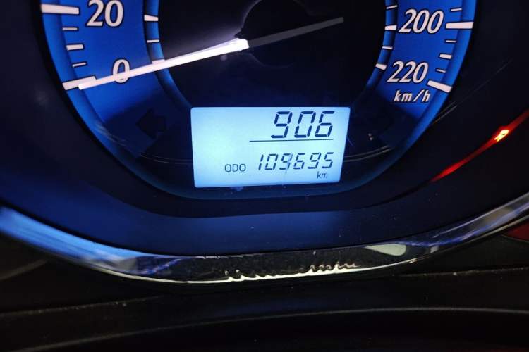 Used Toyota YARiS L Zhi Xuan 2014 1.3E Manual Charm Edition Odometer Close Up