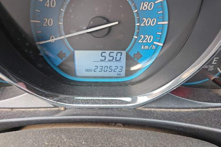 Used Toyota YARiS L Zhi Xuan 2014 1.3E Manual Charm Edition Odometer Close Up