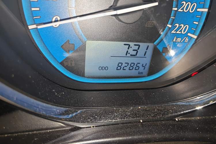 Used Toyota YARiS L Zhi Xuan 2014 1.3E Manual Charm Edition Odometer Close Up