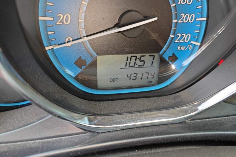Used Toyota YARiS L Zhi Xuan 2014 1.3E Manual Charm Edition Odometer Close Up