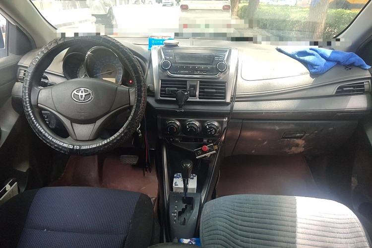 Used Toyota YARiS L Zhi Xuan 2014 1.3E Automatic Charm Edition Center Console