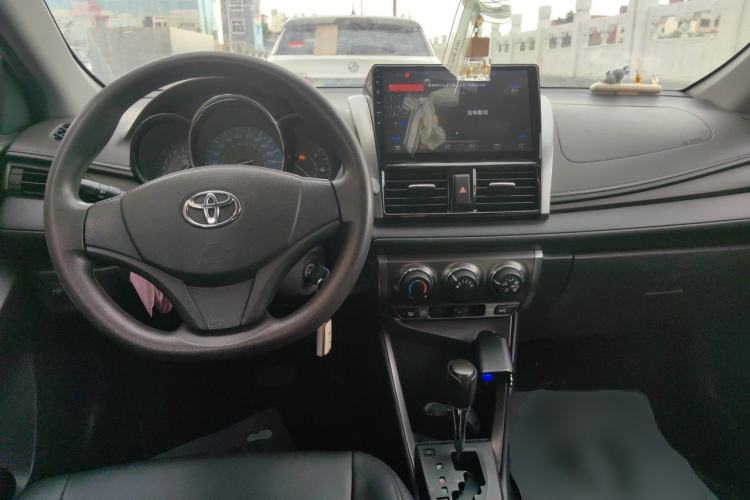 Used Toyota YARiS L Zhi Xuan 2014 1.3E Automatic Charm Edition Center Console