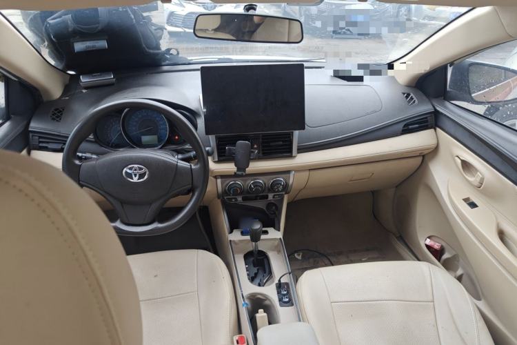 Used Toyota YARiS L Zhi Xuan 2014 1.3E Automatic Charm Edition Center Console