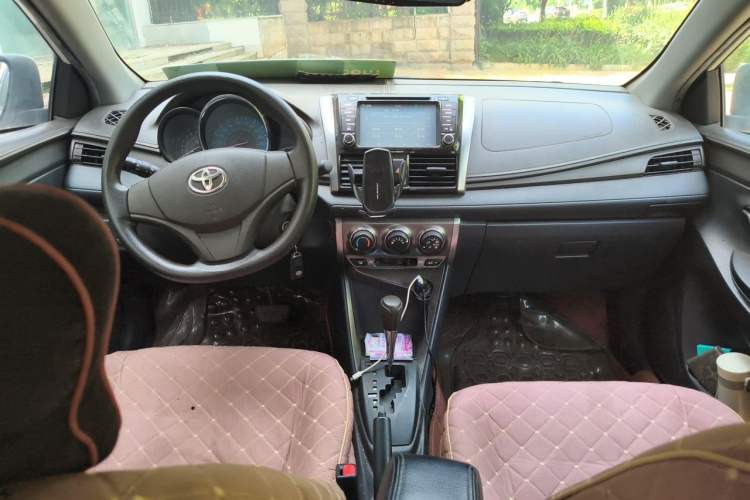 Used Toyota YARiS L Zhi Xuan 2014 1.3E Automatic Charm Edition Center Console