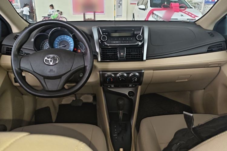 Used Toyota YARiS L Zhi Xuan 2014 1.3E Automatic Charm Edition Center Console