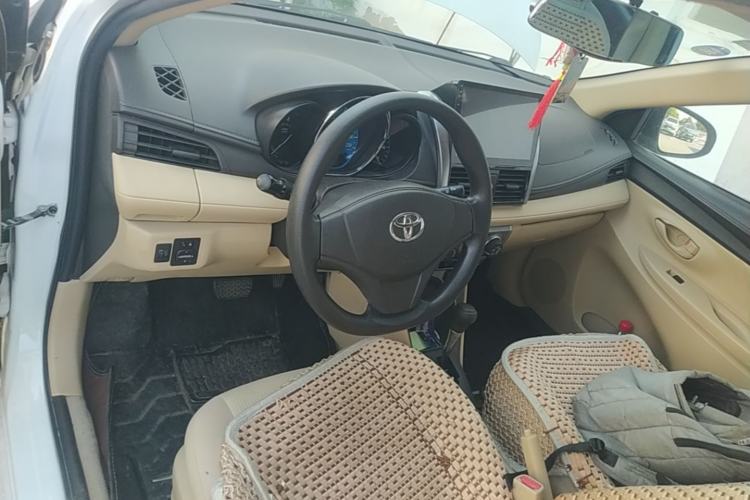 Used Toyota YARiS L Zhi Xuan 2014 1.3E Automatic Charm Edition Center Console
