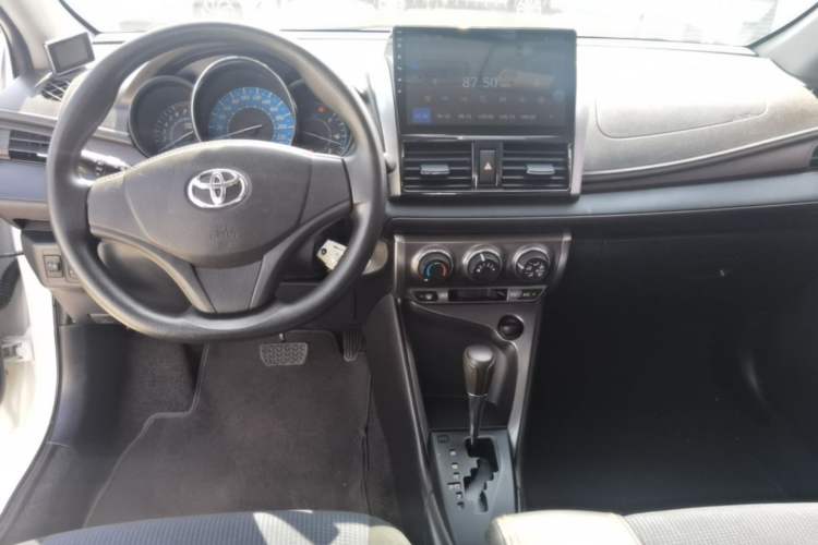 Used Toyota YARiS L Zhi Xuan 2014 1.3E Automatic Charm Edition Center Console