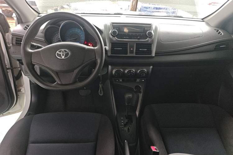 Used Toyota YARiS L Zhi Xuan 2014 1.3E Automatic Charm Edition Center Console