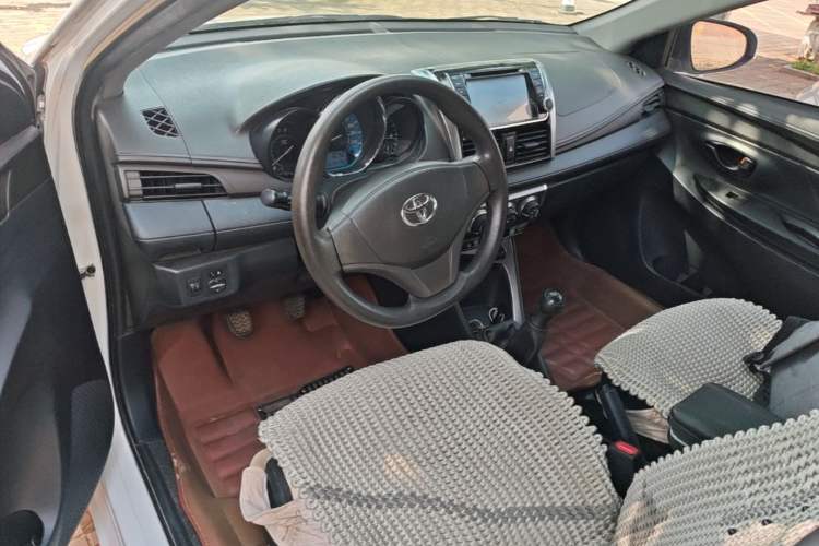 Used Toyota YARiS L Zhi Xuan 2014 1.3E Manual Charm Edition Center Console