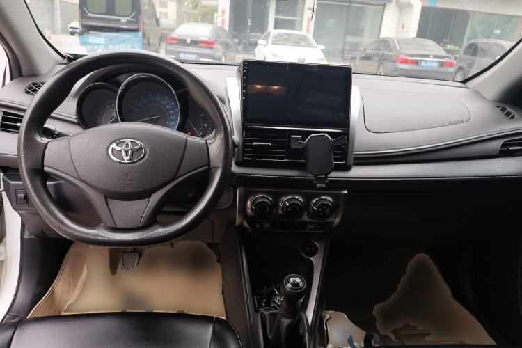 Used Toyota YARiS L Zhi Xuan 2014 1.3E Manual Charm Edition Center Console
