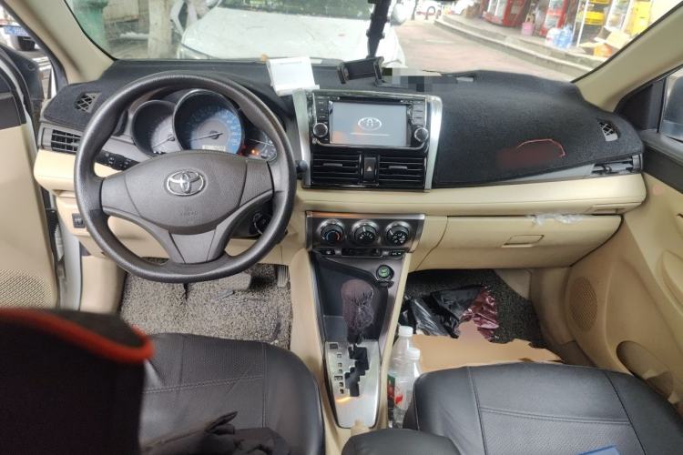 Used Toyota YARiS L Zhi Xuan 2014 1.3E Automatic Charm Edition Center Console