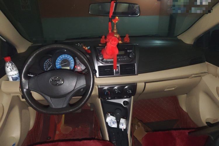 Used Toyota YARiS L Zhi Xuan 2014 1.3E Automatic Charm Edition Center Console