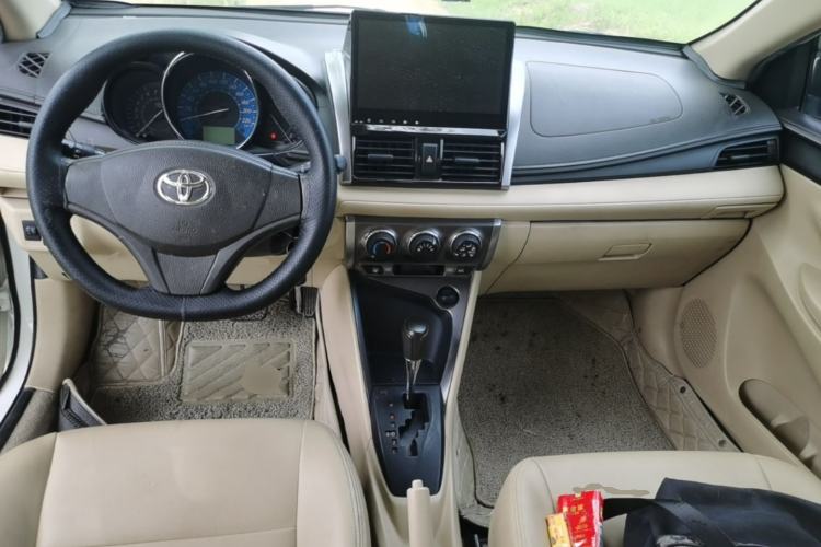 Used Toyota YARiS L Zhi Xuan 2014 1.3E Automatic Charm Edition Center Console