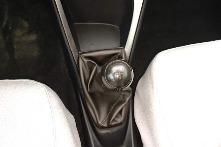 Used Toyota YARiS L Zhi Xuan 2014 1.3E Manual Charm Edition Gear Lever