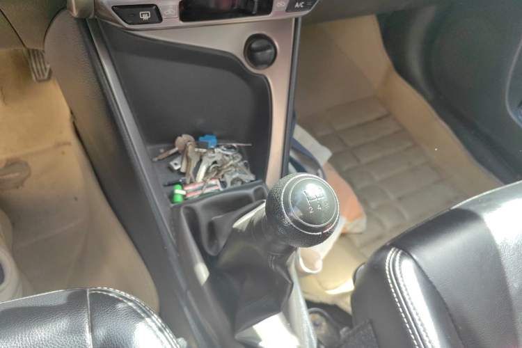 Used Toyota YARiS L Zhi Xuan 2014 1.3E Manual Charm Edition Gear Lever