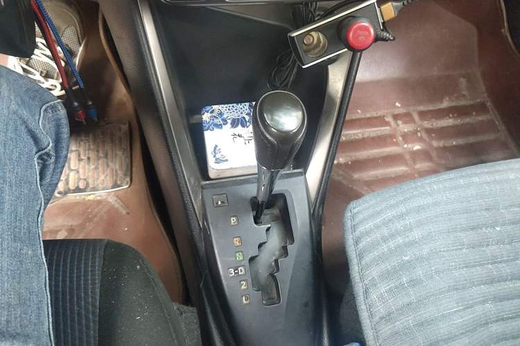 Used Toyota YARiS L Zhi Xuan 2014 1.3E Automatic Charm Edition Gear Lever